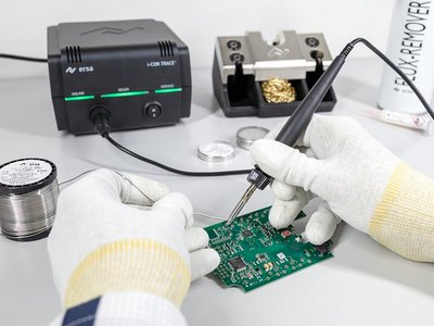 Unique operating concept including mobile app control: GREEN MEANS GO. When all conditions for the assigned soldering task are met, the LED interface of the i-CON TRACE literally gives the green light and the user can start the soldering process