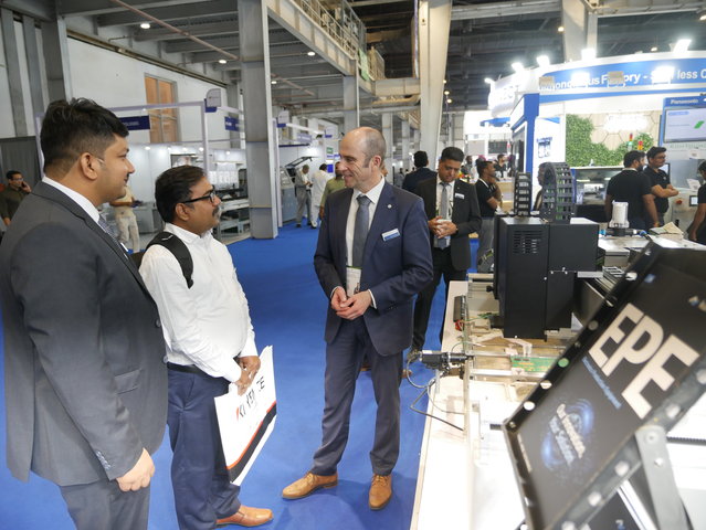 Ersa Area Sales Manager Dietmar Wolpert talking with a prospective customer Ersa Area Sales Manager Dietmar Wolpert talking with a prospective customer