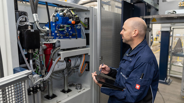 Visual inspection on the molding machine Visual inspection on the molding machine