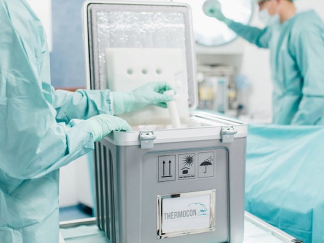 Protection and cooling of valuable contents for medicine TTransport box for life-saving medicine or organs