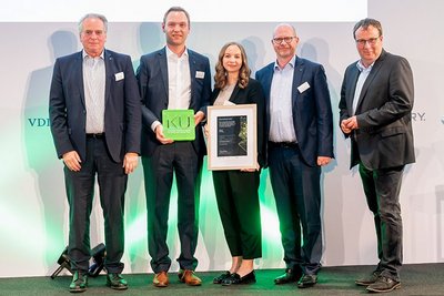 Received the IKU 2022 on behalf of the workforce (from left): Uwe Rothaug (Managing Director), Matthias Hofmann (Managing Director), Lisa Knoops (Project Manager) and Ralph Knecht (CEO). On the right: Oliver Krischer, Parliamentary State Secretary at the BMWK; Photo: Christian Kruppa