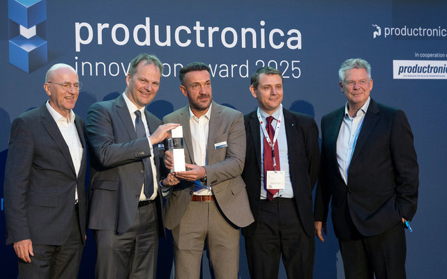 Ersa Managing Director Dr. Michael Fischer (2nd from left) and Jakob Herber (center) from the Ersa Application Center with the Innovation Award for the VERSAFIT ONE - also pictured (r.): Rainer Kurtz, Chairman of the Advisory Board of the Kurtz Ersa Group Ersa Managing Director Dr. Michael Fischer (2nd from left) and Jakob Herber (center) from the Ersa Application Center with the Innovation Award for the VERSAFIT ONE - also pictured (right): Rainer Kurtz, Chairman of the Advisory Board of the Kurtz Ersa Group