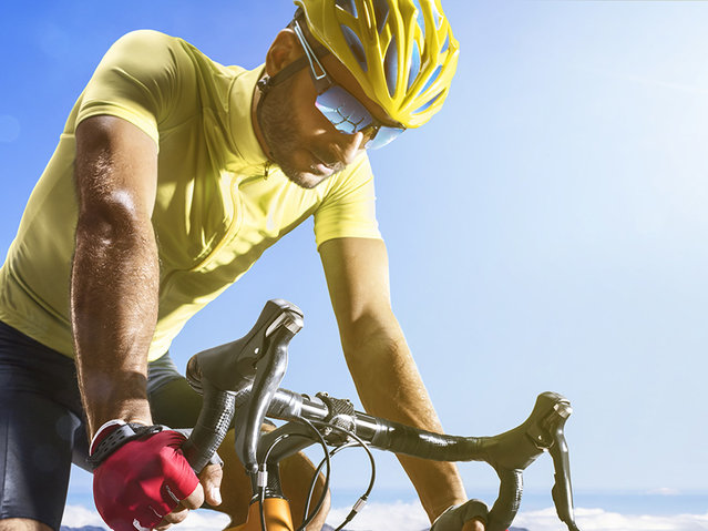Protection in the event of a fall: bicycle helmets made of particle foam Cyclist with helmet