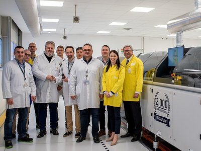 Strong partners since 2008: the Flex team in Hungary with Tamás Börcz (fourth from right), General Manager of Flex in Zalaegerszeg, the guests from Ersa in yellow and the Hungary representative Csaba Peto from Microsolder Kft.; Photo: Flex Ltd.