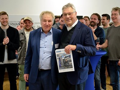 Good exchange over many years – Peter Thomin, Service and Project Management Officer at VDMA, with Lutz Böse and the hot-off-the-press issue of the new VDMA magazine