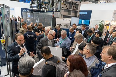 After the demonstration at the Kurtz WAVE FOAMER, the produced EPS panels are put to the test: the expert audience carries out the first quality check