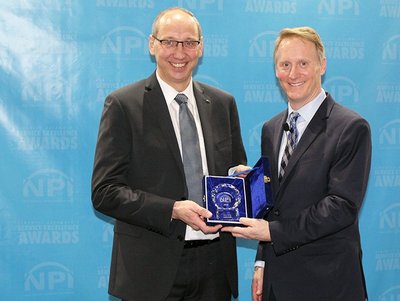 NPI Innovation Award for Ersa VERSAFLOW 4 XL - Albrecht Beck (left), COO at Kurtz Ersa, Inc. accepts the award