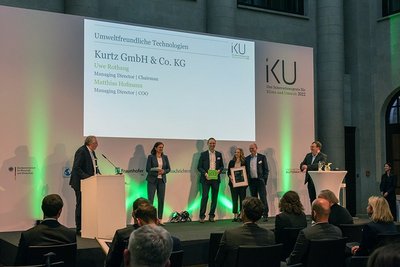 Managing Director Uwe Rothaug held the acceptance speech for the IKU 2022, which Kurtz GmbH & Co. KG received with its radio frequency technology in the category "environmentally friendly technologies"; Picture: Kurtz Ersa