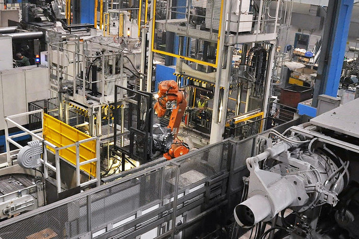 Automated cell with robot and trimming presses Automation for foundries