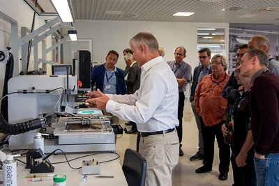 Ralf Walk, Ersa sales engineer for soldering tools, rework and inspection systems, at the demonstration of the HR 550 rework system