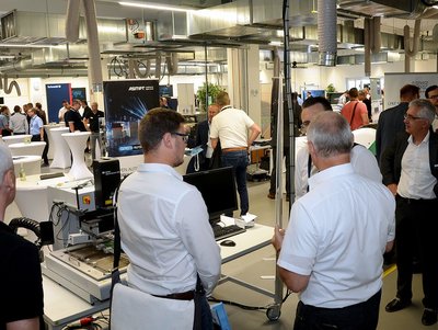 In addition to the lecture program, the Technology Forum also featured intensive exchanges in the Customer Care Center (CCC) – often directly at the Ersa systems on display and at the booths of the participating partners