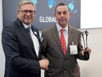 At productronica in Munich, Ersa General Sales Manager Rainer Krauss (left) honored the English Ersa agency Blundell Production Equipment Ltd. for 25 years of successful cooperation - Blundell Area Sales Manager Keith Gummer accepted congratulations