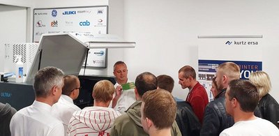 Wolfram Hübsch, Ersa Product Manager Printer (with PCB), explains the application possibilities of the VERSAPRINT 2