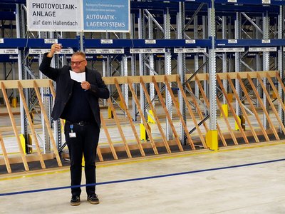 To the successful construction project – Thomas Mühleck, CFO/CEO a.i. and Managing Director of Kurtz Ersa Logistik GmbH, toasts with the guests to the smooth progress of the construction project